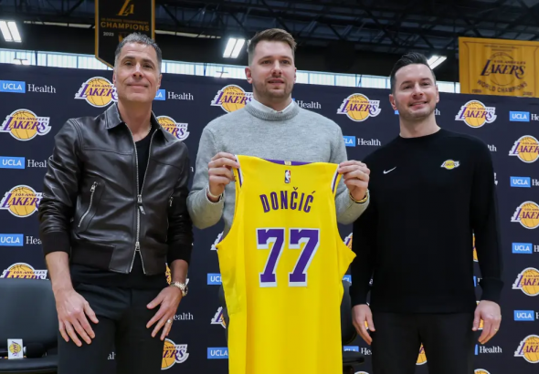 los-angeles-lakers-holds-new-97897483